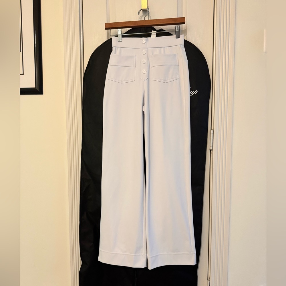 Halara - Stylish White Wide-Leg Pants
Stretch material 
NWOT
XS